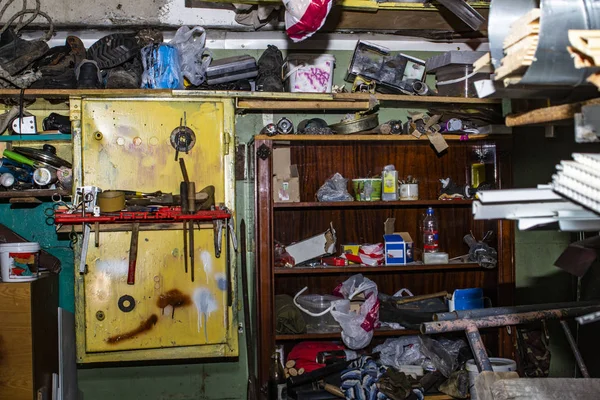 Basura en el garaje, apilado diferentes cosas viejas — Foto de Stock