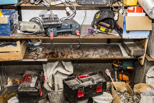 Garaj, farklı eski şeyleri kazıklı çöpe