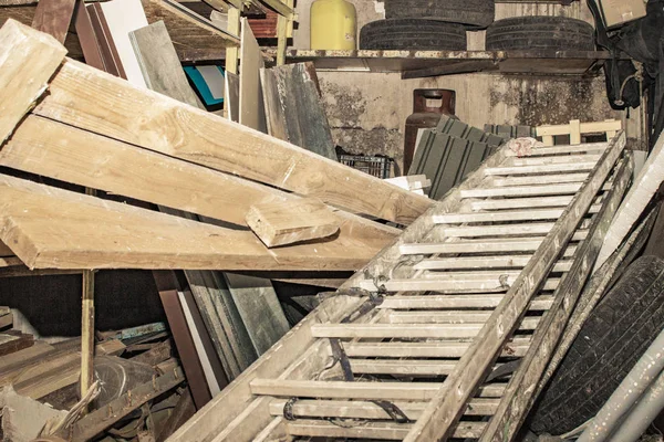 Basura en el garaje, apilado diferentes cosas viejas — Foto de Stock