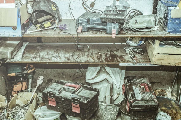 Trash in the garage, piled up different old things — Stock Photo, Image