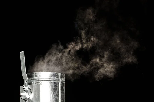 Witte stoom roken van de klep van een vent op een zwarte achtergrond — Stockfoto