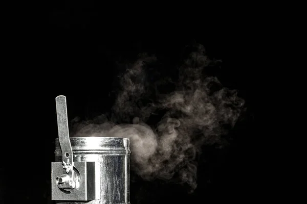 Witte stoom roken van de klep van een vent op een zwarte achtergrond — Stockfoto