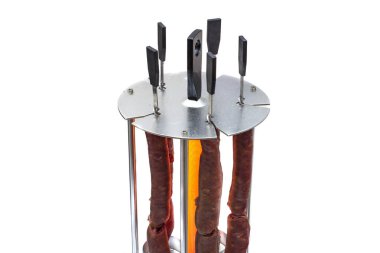 sosis elektrikli Barbekü izole bir beyaz zemin üzerine