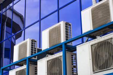 Mavi pencere ve hava zapomniełem ile bir büyük ofis binası duvarına