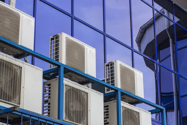 Dinding gedung perkantoran besar dengan jendela biru dan kondit udara — Stok Foto