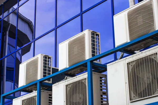 Mavi pencere ve hava zapomniełem ile bir büyük ofis binası duvarına