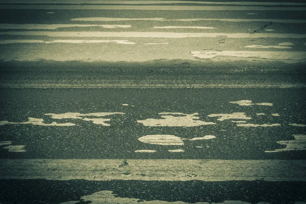 Déplacer les véhicules sous une forme floue, et les gens sur la traverse effacée — Photo