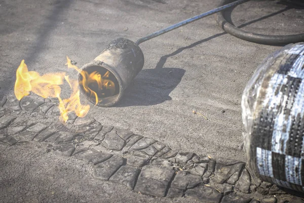 Gázégő tűzzel-roll tetőfedő anyag homályos Bac — Stock Fotó