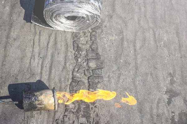 Quemador de gas con fuego y rollo de material para techos en bac borrosa —  Fotos de Stock