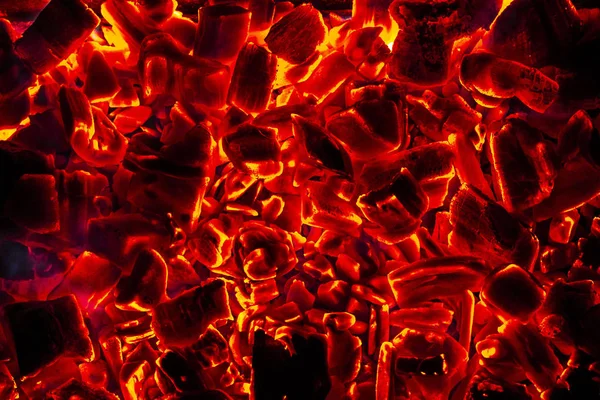 Žhnoucí horké uhlí brikety detail pozadí textury — Stock fotografie