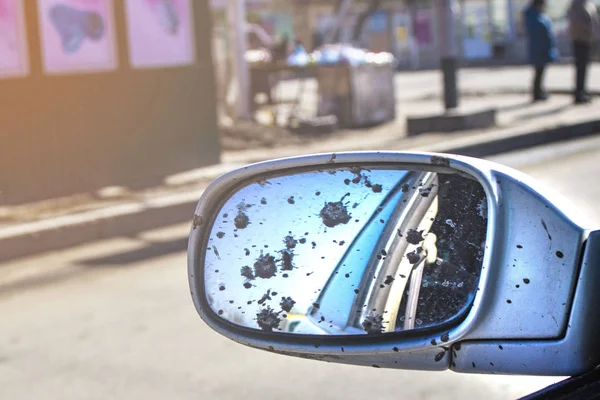 Espejo retrovisor coche sucio — Foto de Stock