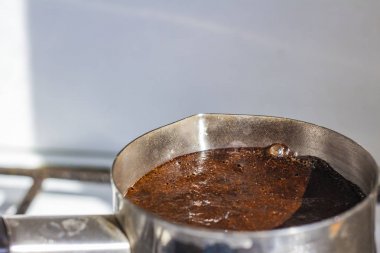 Barista bakır türk sıcak lezzetli içecek hazırlama, kaynar su 