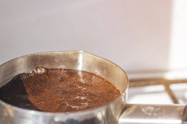 Barista bakır türk sıcak lezzetli içecek hazırlama, kaynar su 