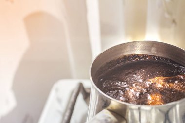 Barista bakır türk sıcak lezzetli içecek hazırlama, kaynar su 