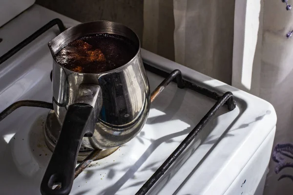 Barista bereidt warme smakelijke drank van koper Turk, kookt water — Stockfoto