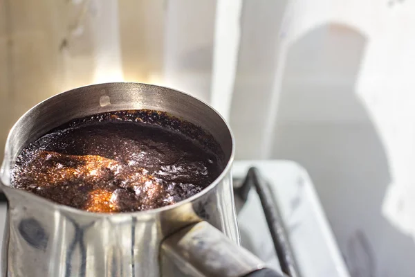 Barista preparar caliente sabrosa bebida de cobre turco, hierve agua — Foto de Stock