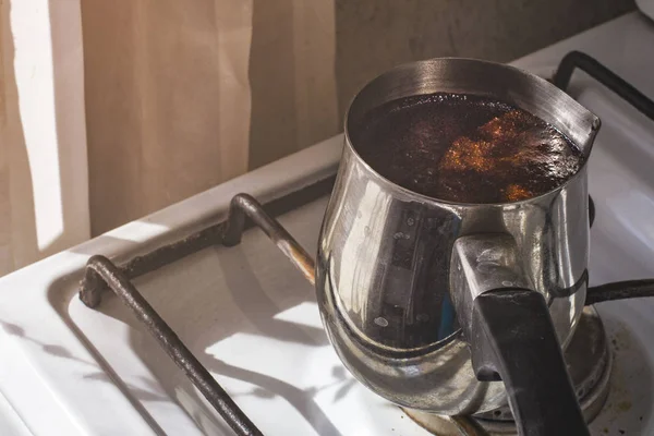 Barista bereidt warme smakelijke drank van koper Turk, kookt water — Stockfoto