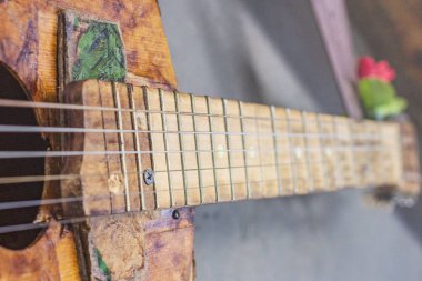 bulanık ön ve ba ile beton duvar arka plan üzerinde eski gitar