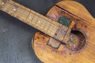 bulanık ön ve ba ile beton duvar arka plan üzerinde eski gitar