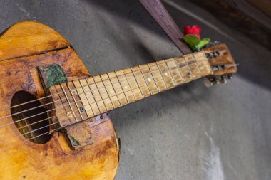 bulanık ön ve ba ile beton duvar arka plan üzerinde eski gitar