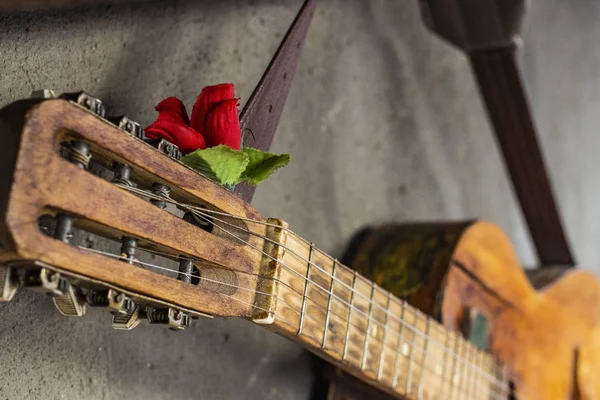 Stará kytara na betonových zdech pozadí se rozmazanou frontou a ba — Stock fotografie