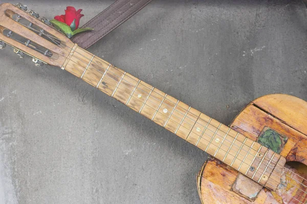 Παλιά κιθάρα σε τσιμεντένιο τοίχο φόντο με θολή μπροστά και ΒΑ — Φωτογραφία Αρχείου