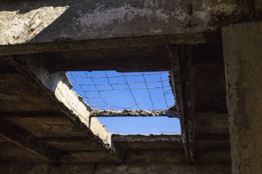 Onarım ihtiyacı beton levha delik, gökyüzü üzerinden