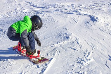 Snowboard kış günbatımı doğada evlat. Spor fotoğraf düzenleme 