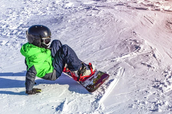 Kind auf dem Snowboard im Winter Sonnenuntergang Natur. Sportfoto mit Bearbeitung — Stockfoto