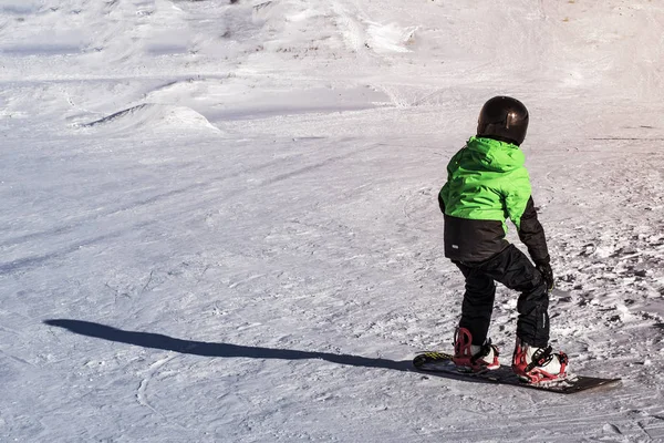 Dítě na snowboardu v zimě slunce přírody. Sportovní fotografie s upravit — Stock fotografie