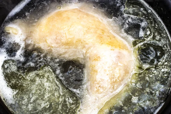 Gekookte kip in een pot Bouillon close-up met onscherpe achtergrond a — Stockfoto