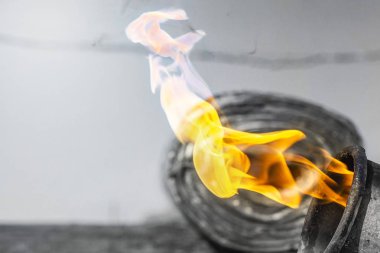 Construc sırasında propan blowtorch ile Rulo çatı Kurulumu