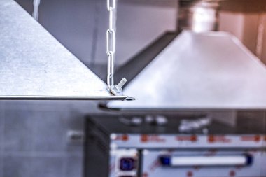 hava kanalları oto yıkama difüzörler ile tavandan asılı