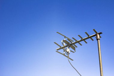 Mavi gökyüzüne sahip anten. Desi için kopyalama alanı ile anteni kapatın