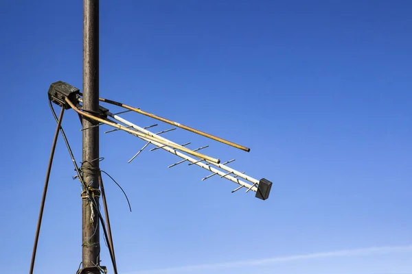 Antena z błękitnym niebem. Bliska antena z miejsca kopiowania dla Desi — Zdjęcie stockowe