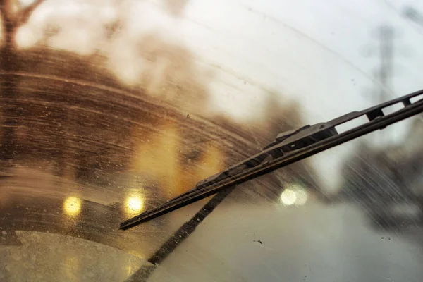 Дворники из стекла изнутри автомобиля, сезон дождей, передняя и задняя часть — стоковое фото