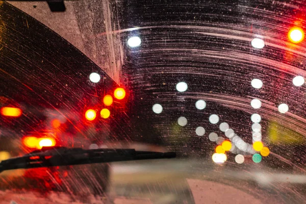 Limpa pára-brisas de dentro do carro, chuva temporada, frente e bac — Fotografia de Stock