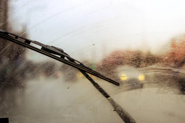 Scheibenwischer aus dem Inneren des Autos, jahreszeitlicher Regen, Front und Bac — Stockfoto