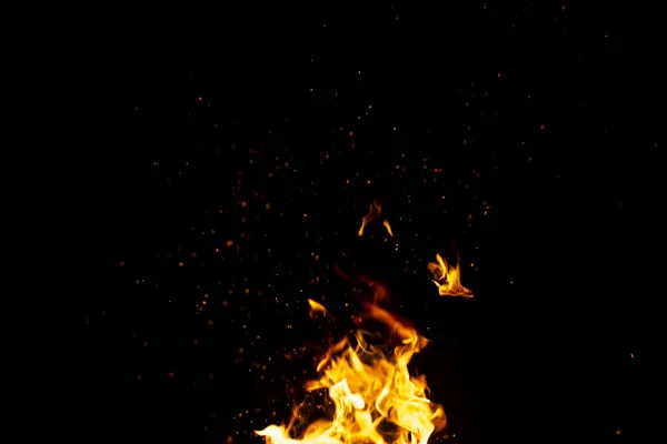 Queimando faíscas quentes vermelhas voar de grande fogo no céu noturno. Bea... — Fotografia de Stock