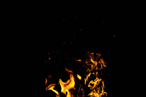 Brûlant étincelles chaudes rouges volent d'un grand feu dans le ciel nocturne. Béa — Photo