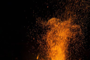 yangın ve kıvılcım, karanlık bir gece arka plan üzerinde bir kamp ateşi, fro