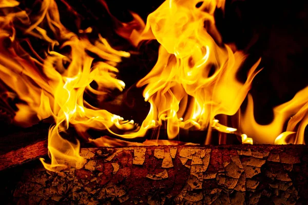 Vuur en vonken, van een kampvuur op een donkere nacht achtergrond, — Stockfoto