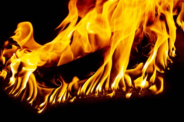 Oheň a jiskry, z táborního ohně na tmavém nočním pozadí — Stock fotografie