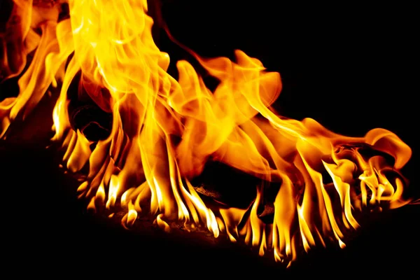 Oheň a jiskry, z táborního ohně na tmavém nočním pozadí — Stock fotografie