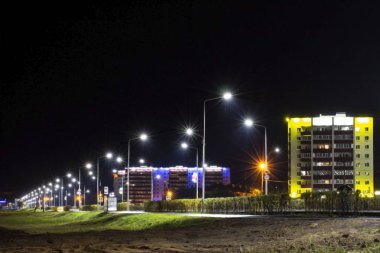 bir yağmur dan sonra led ışıkları ile aydınlatılmış ıssız bir gece yolu 