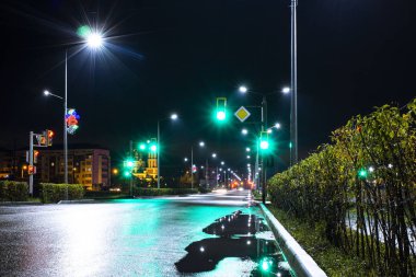 bir yağmur dan sonra led ışıkları ile aydınlatılmış ıssız bir gece yolu 