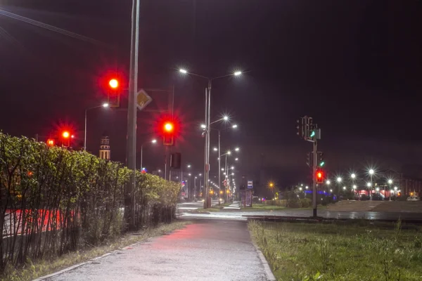Egy elhagyatott éjszakai út, melyet a LED-fények — Stock Fotó
