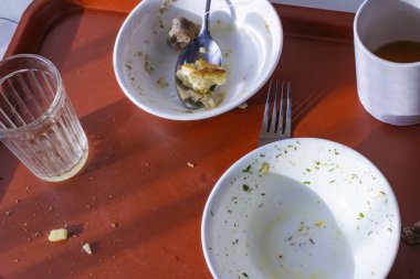 Yemek masasında artıklar. Kirli bardak ve tabaklar üzerinde