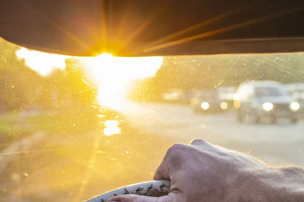 Condução perigosa com sol ofuscante no carro windshield.backgr — Fotografia de Stock