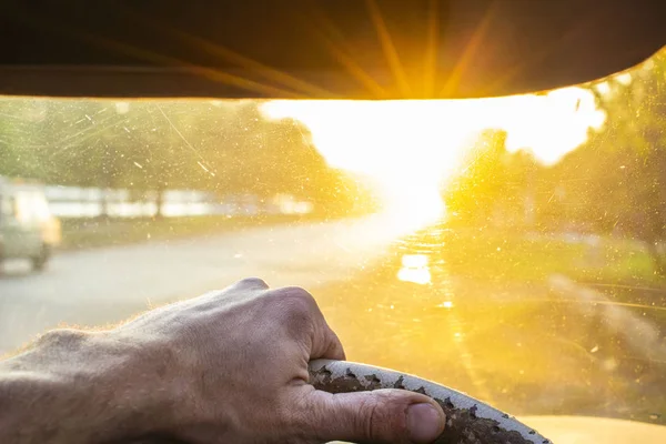 Condução perigosa com sol ofuscante no carro windshield.backgr — Fotografia de Stock